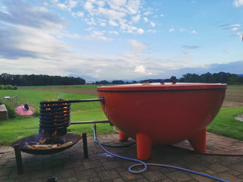 Die Grosse Wanne mit Deckel. Das Feuer heizt hier das kalte Wasser auf. 